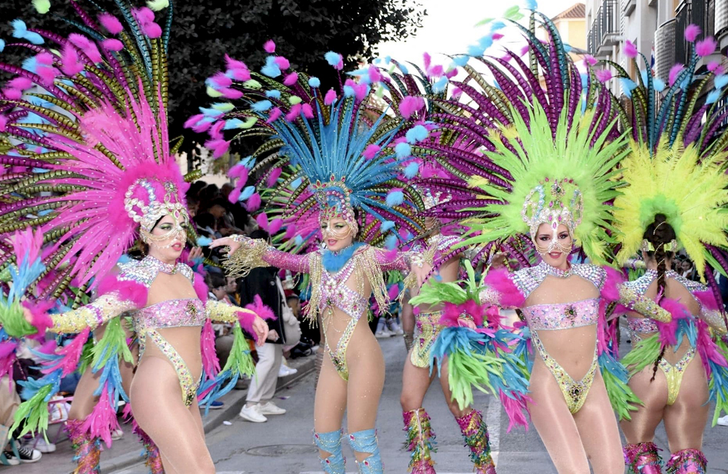 El desfile del VII Concurso Regional del Carnaval llena las calles de color, luz y alegría